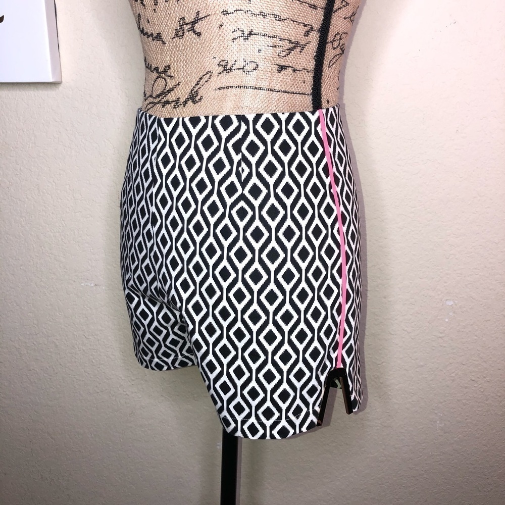 Lulumari Geometric Black and White Shorts Size Medium